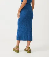 Pollera midi azul de punto con cintura elástica y diseño texturizado de rombos.