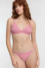 Conjunto de lencería negro con estampado de leopardo, compuesto por un corpiño triangular sin aro y una tanga con tiras finas.