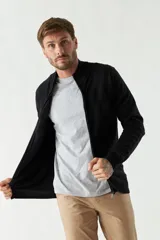 Campera tejida negra para hombre, con cuello alto y cierre frontal.