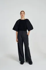 Pantalón de punto Roma, estilo sastrero con piernas anchas, tablas y bolsillos americanos.