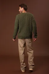 Sweater verde oliva de punto trenzado con cuello redondo y mangas largas.