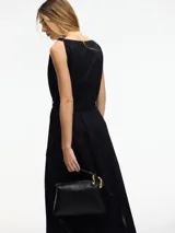 Vestido túnica largo color bordó, de corte amplio, con cuello redondo y bordados en cuello y sisas. Incluye lazo ajustable en la cintura.