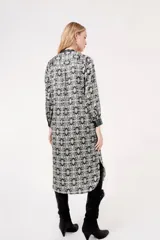 Camisa midi estampada en blanco y negro, con cuello mao y mangas largas.