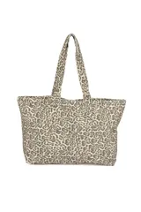 Bolso shopper con estampado animal print en tonos beige y marrón. Tiene doble asa de hombro y cierre superior.
