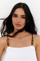 Musculosa blanca de breteles finos y corte recto.