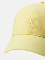 Gorra de béisbol Calvin Klein color amarillo, con visera curva y logo de la marca bordado en el frente. Cuenta con cierre ajustable en la parte posterior.