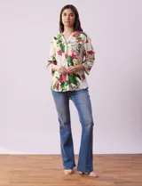Blusa de lino estampada con flores, marca Cupio. Tiene cuello a la base, escote en V, abertura con botones, bolsillo en la delantera y mangas 3/4 regulables con presilla y botón.