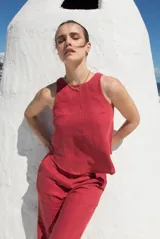 Musculosa roja de lino con escote redondo y espalda descubierta atada con tres lazos.