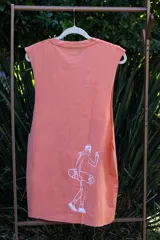 Musculosa negra con cuello redondo y sisas amplias, con estampado frontal de un diseño abstracto en tonos grises.