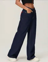 Pantalón de jean azul oscuro de pierna ancha con apliques de estrellas rojas en la parte trasera.
