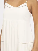 Vestido corto blanco de viscosa con breteles finos y corte imperio.