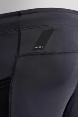 Mallas cortas de entrenamiento negras confeccionadas en tejido técnico y elástico en cuatro direcciones. Cuentan con cintura elástica ajustable con cordón interior, bolsillos laterales de fácil acceso y logo estampado en la espalda.