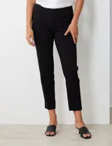 Pantalón de gabardina elastizada de corte recto y pretina ancha, con bolsillos simulados y largo al tobillo, de la marca Zac & Rachel.
