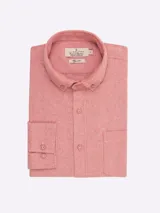 Camisa de franela en color ladrillo, con botones en la parte frontal y dos bolsillos en el pecho.
