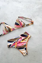 Conjunto de bikini azul con estampado difuminado. Incluye corpiño de triángulo fijo con breteles regulables y almohadillas desmontables, y bombacha vedetina de tiro alto.