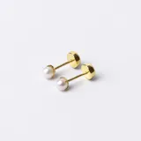 Par de abridores de oro amarillo 18k con perlas de cultivo engarzadas con cuatro puntas.