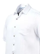 Camisa de manga corta color verde agua, confeccionada en lino orgánico. Tiene cuello italiano, calce regular y cierre con botones.