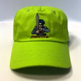 Gorro verde neón con bordado de Trunks de Dragon Ball sosteniendo una espada.