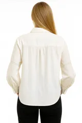 Camisa negra de manga larga con cuello clásico y cierre frontal con botones.