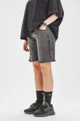 Bermuda de jean gris oscuro con efecto lavado, cintura elastizada con cordón ajustable y ruedo desflecado.
