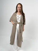 Kimono largo color beige, confeccionado en hilo italiano. Incluye lazo para usar como choker o cinturón.