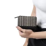 Billetera mini compacta Marc Jacobs, confeccionada en tejido con monograma beige y negro, con ribetes de cuero negro. Tiene cierre con botón a presión, seis ranuras para tarjetas, compartimento para billetes, cuatro bolsillos y monedero exterior con doble refuerzo.
