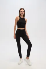 Calza larga color marrón topo, de poliamida, tiro alto y calce ajustado.