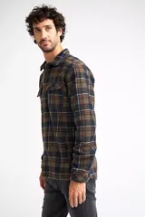 Sobrecamisa polar a cuadros negra y azul, con bolsillos laterales y logo de goma.