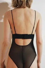 Body negro semitransparente con escote en V y tirantes finos ajustables. Combina paneles de malla con tejido de textura lineal a tono. Posee cierre en la parte inferior con botones a presión y en la espalda con ganchos metálicos.