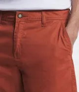 Bermuda masculina de sarga color rosado, con corte recto y bolsillos laterales.