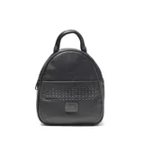 Mochila negra de cuero sintético con apliques de tachas redondas en el frente. Tiene asa de mano y tiras traseras regulables.