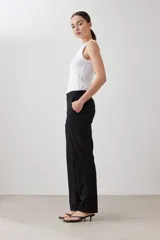 Pantalón de vestir negro, de corte recto, con bolsillos laterales y traseros.