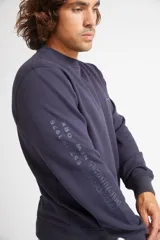 Buzo azul marino de algodón y poliéster con cuello redondo, mangas largas y logo estampado en el pecho.