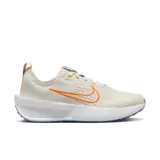 Championes Nike Interact Run de mujer, color gris con detalles en naranja y celeste.
