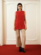 Pantalón de jean color beige, corte capri, con bolsillos delanteros y traseros.