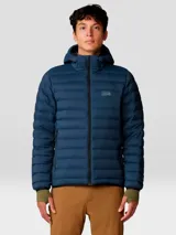 Campera negra con capucha, rellena de plumón de 650 cuins. Confeccionada en tejido Pertex® Quantum resistente al agua. Cuenta con cierre frontal, bolsillos laterales con cierre y un bolsillo en el pecho con cierre. Se puede guardar en su propio bolsillo.
