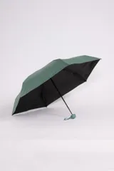 Paraguas de color negro, diseñado para ofrecer protección contra la lluvia.