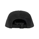 Gorro tipo camp cap Supreme negro con logo blanco en el frente y visera de toalla.