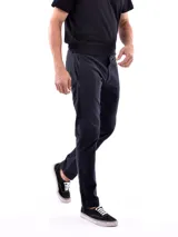 Pantalón de vestir negro, de corte recto.