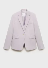 Blazer color beige con solapas de muesca, cierre frontal con un botón, hombros estructurados, corte entallado, forro interior y dos bolsillos de ribete en la parte delantera.