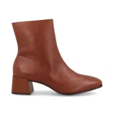 Botas de cuero color marrón con caña media, punta cuadrada y tacón geométrico.