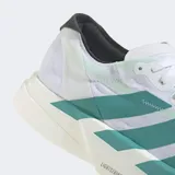 Championes de running Adidas Adizero Adios Pro 4, color blanco con tres franjas laterales en verde azulado. Cuentan con entresuela gruesa de espuma LIGHTSTRIKE PRO y detalles en gris oscuro en el talón.