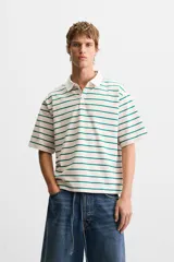 Polo de hombre corte relaxed fit, con cuello solapa y cierre frontal de botonadura. Diseño a rayas horizontales color verde sobre fondo blanco.