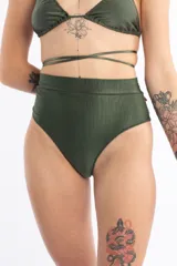 Bombacha de bikini tiro alto color verde militar, confeccionada en tela de canalé con acabado brillante.