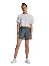 Short deportivo gris con cintura elástica y bolsillos laterales.