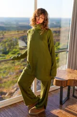 Pantalón de jogging verde oliva de tejido de punto con textura en forma de rombos.