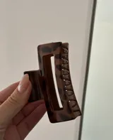 Broche para el pelo tipo clip, de acetato color carey con diseño geométrico.