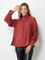 Blusa de gasa plisada color rojo, con cuello alto, mangas largas y puños ajustables.