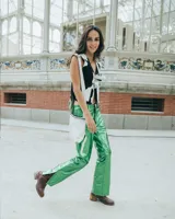 Pantalón de cuero verde brillante, de corte recto.