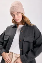 Sobrecamisa beige de paño con cuello clásico, cierre frontal con botones, dos bolsillos de parche en el pecho y corte holgado.